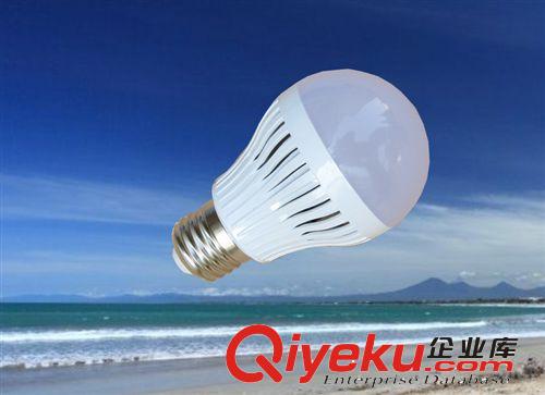 LED球泡灯 义乌华普照明电器5W LED灯泡塑料e27圆形灯泡2835厂家直销