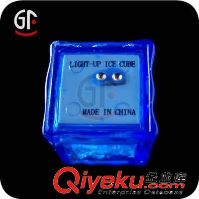 厂家批发生产led塑料冰块,ps发光冰块,闪光入水亮冰块,现货供应