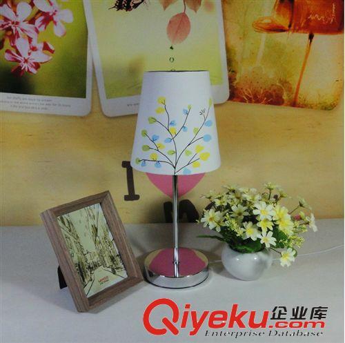 现代简约创意可爱台灯 卧室床头装饰 书房小客厅 布艺可调光台灯