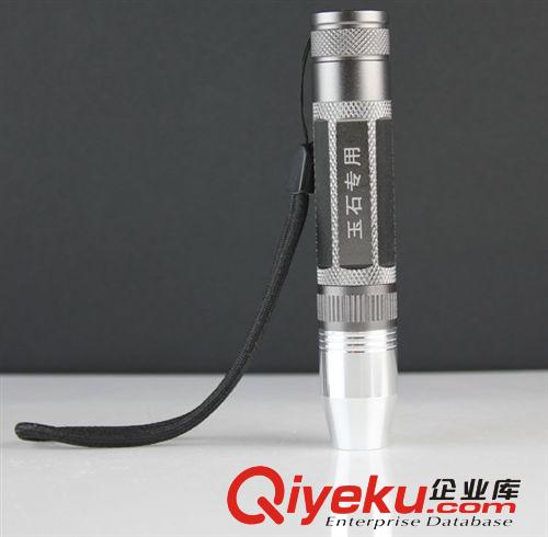 LED手電筒 伸縮調(diào)焦 CREE強(qiáng)光照明 強(qiáng)光手電筒 現(xiàn)貨供應(yīng)
