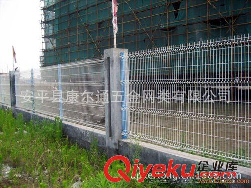 花色多樣、強度高   三角折彎護欄網,生產銷售護欄網