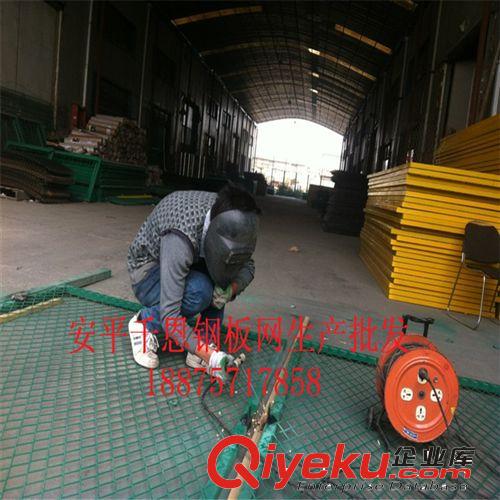 廠家加工定做高速公路鐵路菱形護(hù)欄網(wǎng) /鍍鋅鋼板網(wǎng)防護(hù)隔離