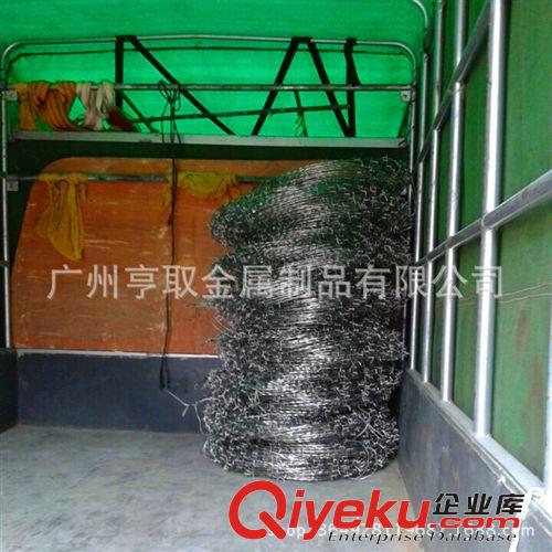 圍墻防爬刺網 道路防護綠色包膠刺繩+鐵絲網 工廠可做成整套出售
