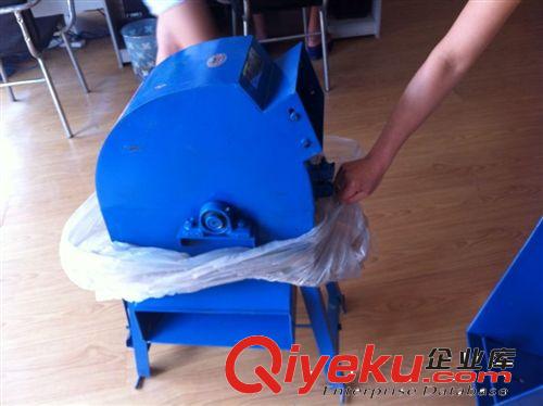 高安市實(shí)用型飼料粉碎機(jī) 不銹鋼飼料粉碎機(jī) 新型玉米粉碎機(jī)圖片原始圖片3