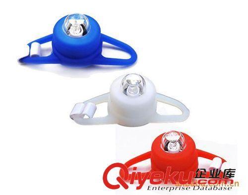 73672 優(yōu)品推薦 供應(yīng)高品質(zhì)變焦強(qiáng)光尖錐手電 黑色照明手電筒