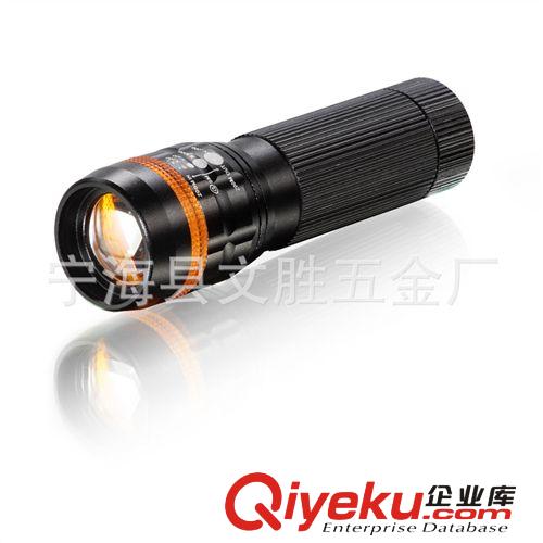 W108廠家直供強(qiáng)光手電 野營燈 可拉伸后放置于平地面做工作燈