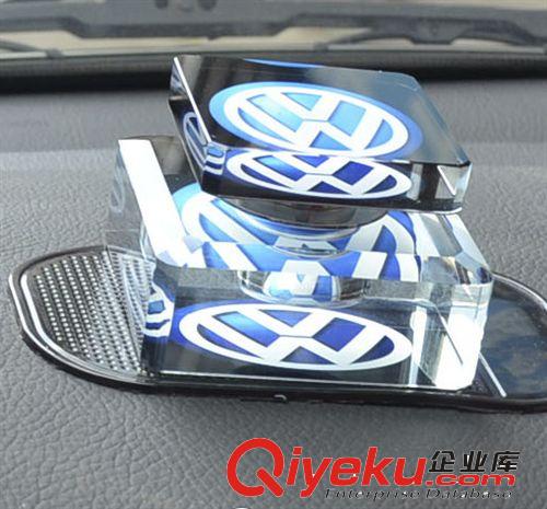 批發(fā) 汽車帶車標創(chuàng)意香水座 車型gd車載香水擺件 車用水晶飾品