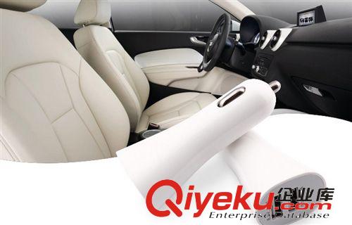 汽車用喇叭雙USB蘋果三星車充 車載手機充電器配一拖三彈簧伸縮線