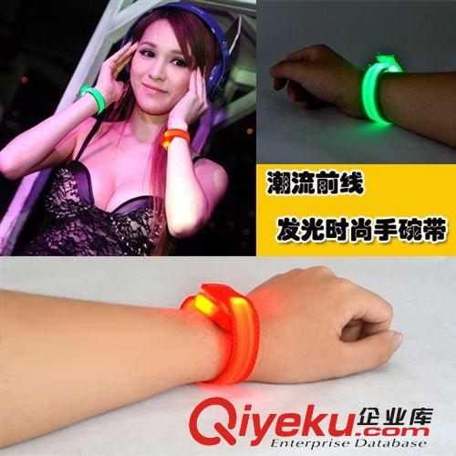 廠家直銷 批發(fā)運動晶格LED手腕 純色發(fā)光手臂帶 手環(huán)助威道具