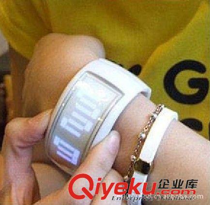 韓國LED手表 楊冪同款手鐲表 {zj2}三國siman手表 電子表現(xiàn)貨批發(fā)