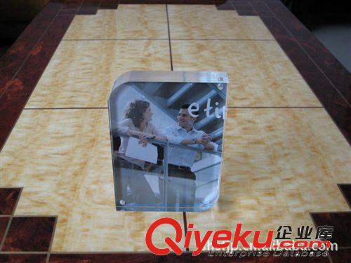 數(shù)碼相框 亞克力磁石相架 也叫磁鐵相架 材料透明有機(jī)玻璃制成原始圖片3