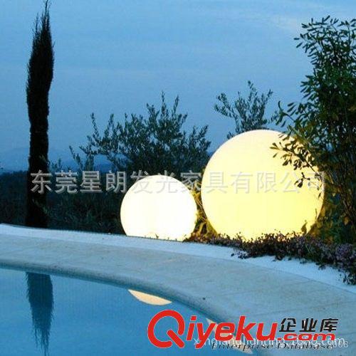 LED發(fā)光家居裝飾 led戶外圣誕七彩裝飾發(fā)光圓球 精品滾塑防水遙控變色圣誕發(fā)光球原始圖片2