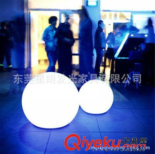 LED發(fā)光家居裝飾 led戶外圣誕七彩裝飾發(fā)光圓球 精品滾塑防水遙控變色圣誕發(fā)光球原始圖片3