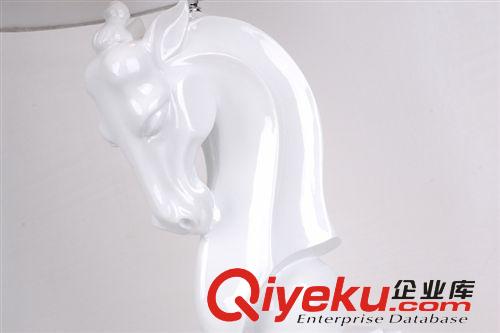 廠家批發(fā)gd樹脂，現(xiàn)代節(jié)約駿馬造型臺燈原始圖片3