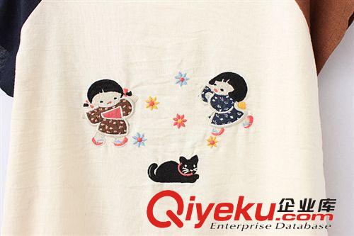 夏季熱賣新款日系女裝棉麻刺繡兩個(gè)女孩短袖寬松大碼短袖女t恤女原始圖片3