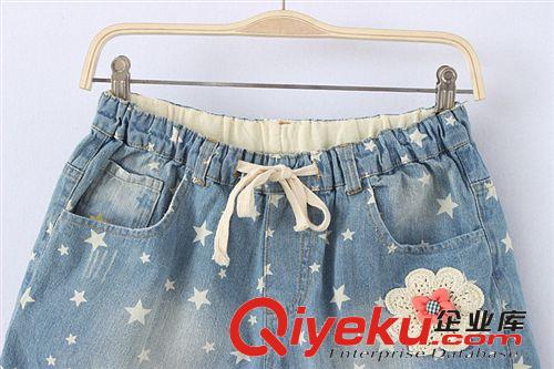 日系 14夏季牛仔印花五角星貼布花朵抽繩松緊鏤空花邊短褲女1062原始圖片3