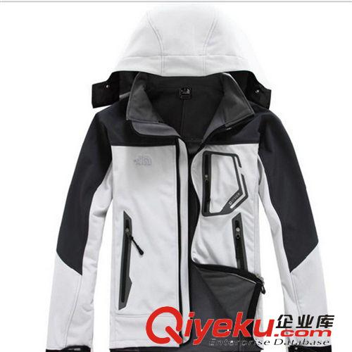 【國內外貿服裝生產(chǎn)廠家】專業(yè)生產(chǎn)法拉利戶外風衣 棉衣 復合風衣原始圖片2