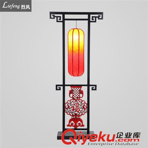 【烈風(fēng)】廠價(jià)批發(fā)中式古典工程落地?zé)?L002手工木藝雕刻福字立燈原始圖片2
