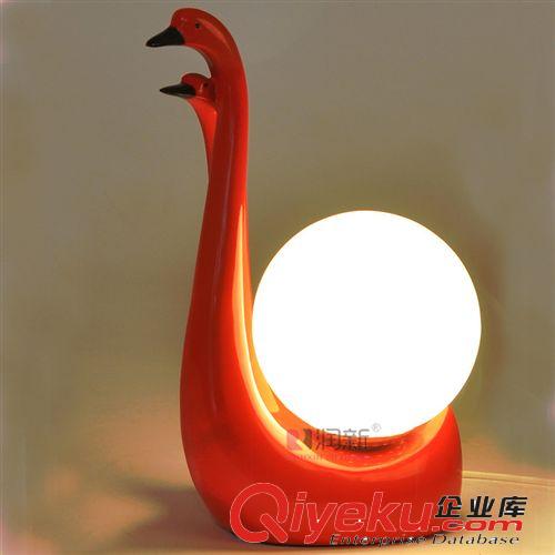 潤(rùn)新批發(fā)歐式現(xiàn)代時(shí)尚雙天鵝樹脂裝飾小臺(tái)燈酒店臥室書房擺設(shè)R901原始圖片3