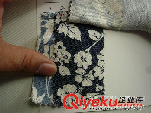 滌棉竹節(jié)牛仔印花面料圓點(diǎn)波點(diǎn)花朵心形圖案拔染印花牛仔有細(xì)圖原始圖片2