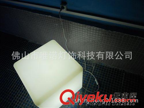 高亮度滾塑發(fā)光立方體、E27燈頭發(fā)光立方體、發(fā)光立方體