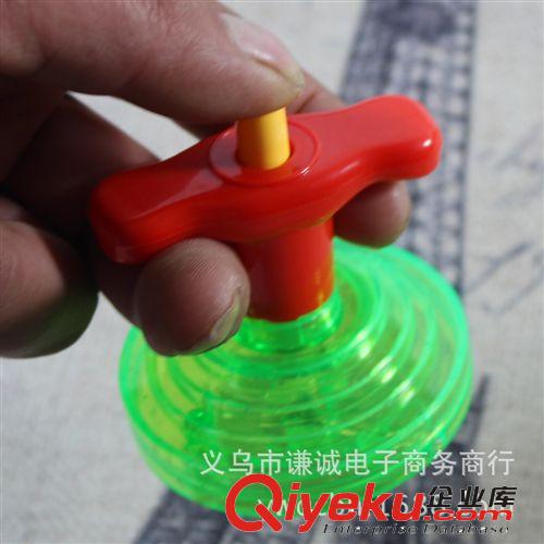 閃光陀螺 發(fā)條上鏈陀螺 發(fā)光陀螺 義烏熱賣(mài)地?cái)偼婢哓浽?元店陀螺