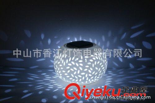 供應(yīng)太陽能鏤空陶瓷燈 透光性強(qiáng) 太陽能楓葉禮品燈