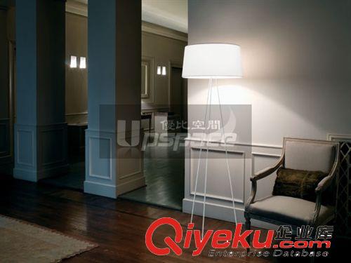 現(xiàn)代落地?zé)鬞ronconi Vista Floor Lamp 三叉布藝落地?zé)?設(shè)計師燈原始圖片2