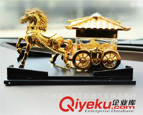創(chuàng)意汽車馬拉車香水座車載香薰座馬車酒瓶gd香水瓶車用擺件原始圖片3