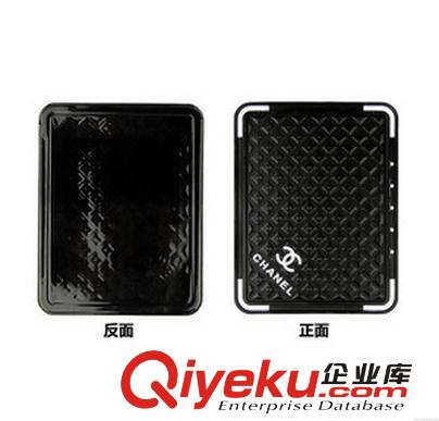 廠家促銷香奈兒汽車手機(jī)防滑墊 雙C汽車內(nèi)飾 硅膠車用防滑墊批發(fā)原始圖片3