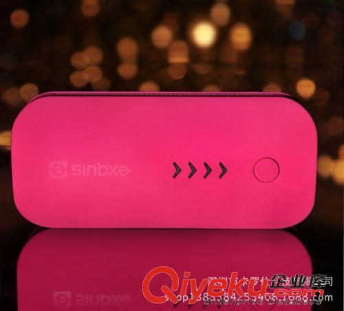 新款移動電源 廠家批發(fā) 磨砂質(zhì)感熒光箭頭5600毫安高品質(zhì) 充電寶原始圖片3