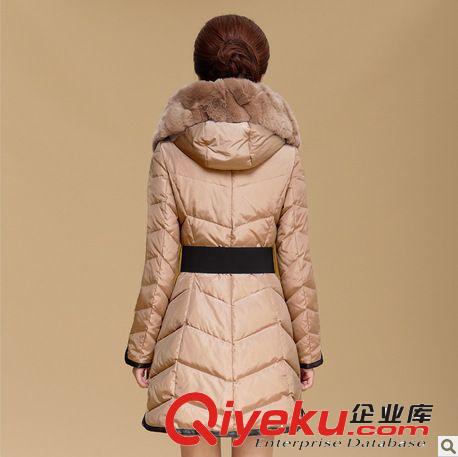如奕同款2013冬季新款獺兔奢華大毛領(lǐng)修身氣質(zhì)腰帶羽絨服女批發(fā)原始圖片2