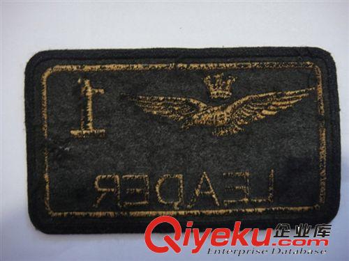 服裝輔料廠家定做【刺繡章】 織嘜印嘜中折供應(圖)61*33斜紋布