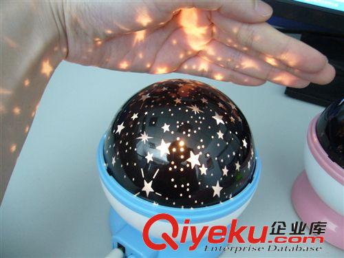 創(chuàng)意星空投影燈 海洋星星燈旋轉(zhuǎn)星空燈 夢幻旋轉(zhuǎn)夜光燈彩虹燈原始圖片2