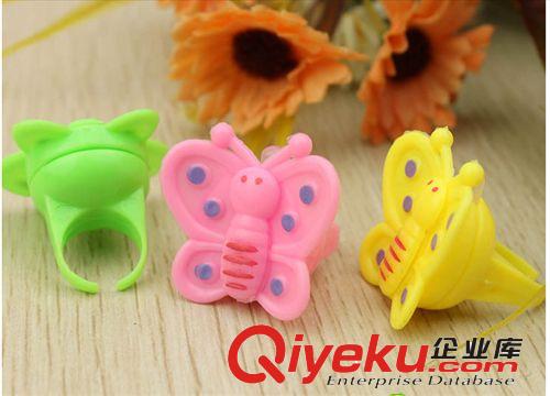 廠家直銷蝴蝶閃光戒指發(fā)光 小商品 地?cái)偼婢?酒吧 夜場(chǎng)ktv用品