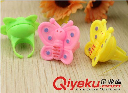 廠家直銷蝴蝶閃光戒指發(fā)光 小商品 地?cái)偼婢?酒吧 夜場(chǎng)ktv用品原始圖片2
