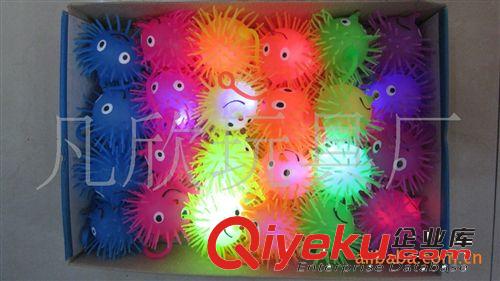 地?cái)傌浽?9CM小號笑臉閃光毛毛球 長鼻子 發(fā)光玩具 廠家批發(fā) 027原始圖片2