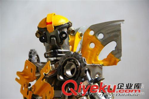鐵藝金屬變形金剛大黃蜂機器人 手工鋼雕創(chuàng)意工藝品特色批發(fā)訂做原始圖片2