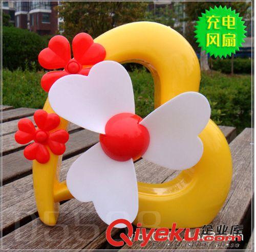 熱銷 超強(qiáng)風(fēng)力USB充電愛(ài)心風(fēng)扇幸運(yùn)草花心風(fēng)扇兒童桌面學(xué)習(xí)風(fēng)扇原始圖片3