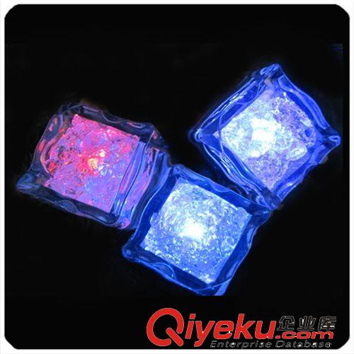 深圳廠家供應(yīng)　LED七彩冰塊 閃光冰塊 入水亮冰塊　酒吧必備用品