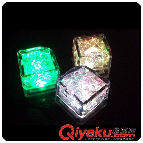 廠家批發(fā)生產(chǎn)假冰塊 LEＤ發(fā)光冰塊　七彩發(fā)光冰塊 按健電子冰塊原始圖片2