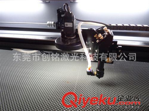 供應(yīng)商標(biāo)織嘜、貼布繡、電腦織嘜激光切割機(jī) 定位精準(zhǔn) 效率高原始圖片2