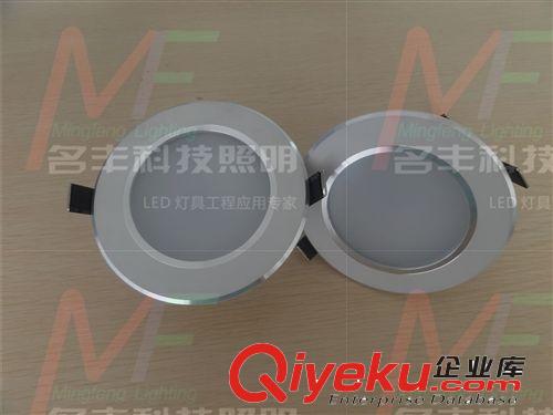 白光、暖白光 可同時亮起的三種顏色LED筒燈