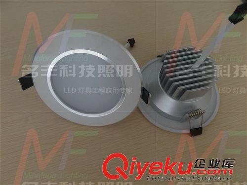 白光、暖白光 可同時亮起的三種顏色LED筒燈