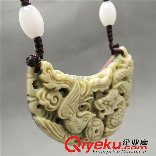 tr紫袍玉月牙形龍鳳吊墜 貴州紫袍玉批發(fā) 玉生緣玉器批發(fā)網(wǎng)
