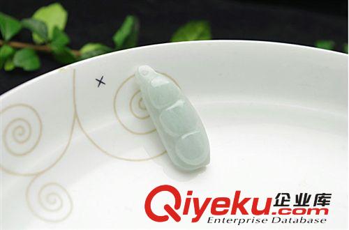 G001tr缅甸玉器a货 双面工手工雕刻四季豆平安豆吊坠挂件