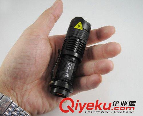 袖珍型最小迷你無(wú)極變焦CREE  強(qiáng)光手電筒 可用5號(hào)電  三檔照明原始圖片2