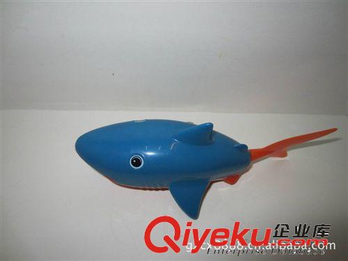 單個(gè)裝　上發(fā)條游水沙魚(yú)　玩水沖涼玩具　ＢＢ喜愛(ài)的玩具