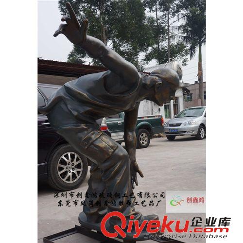 深圳玻璃鋼制品，市政人物雕塑，廣場(chǎng)布景雕塑，滑板男孩造型雕塑原始圖片2