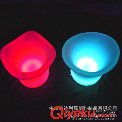 供應LED戶外燈、塑料發光家具、創意滾塑制品加工
